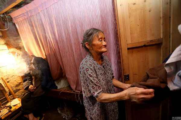 Китайская семья живет в пещере более 54 лет  