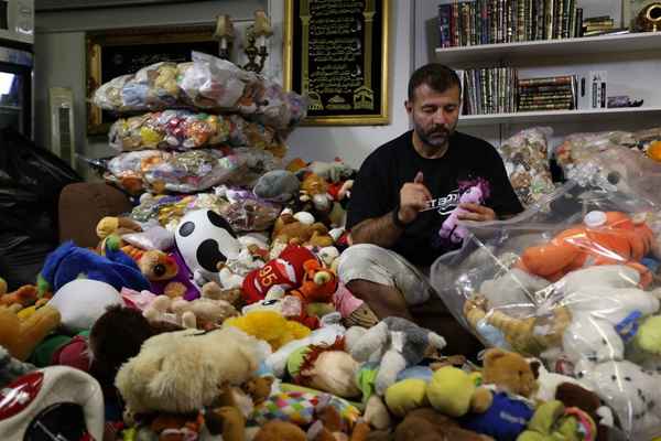Этот человек провозит контрабандой игрушки в Сирию для детей, осиротевших войной  