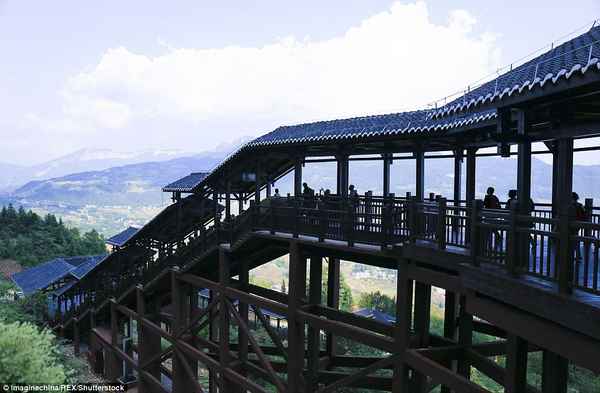 В Китае появился самый длинный эскалатор в мире  