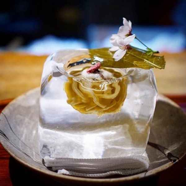 В японском ресторане подают блюда в ледяных горшочках  