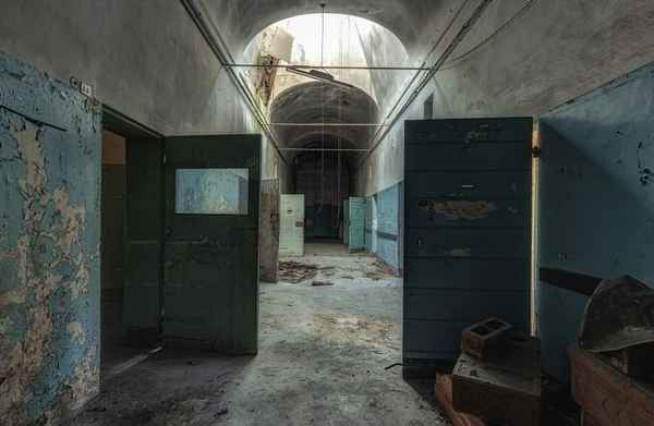 Заброшенные больницы в фотографиях Стефана Бауманна  