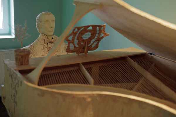 Томислав Хорват создал скульптуру пианиста из 210000 спичек  