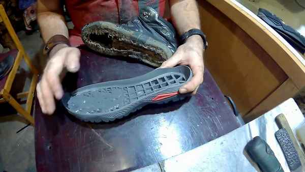 Зачем Ашер сбривает подошву у обуви?