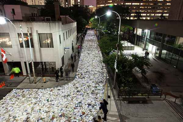 Река из 10000 светящихся книг заполонила улицу в Торонто  