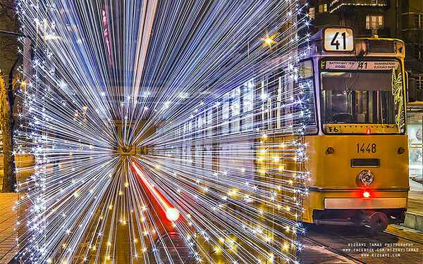 Каждый год в Будапеште украшают трамвай 30000 лампочек  