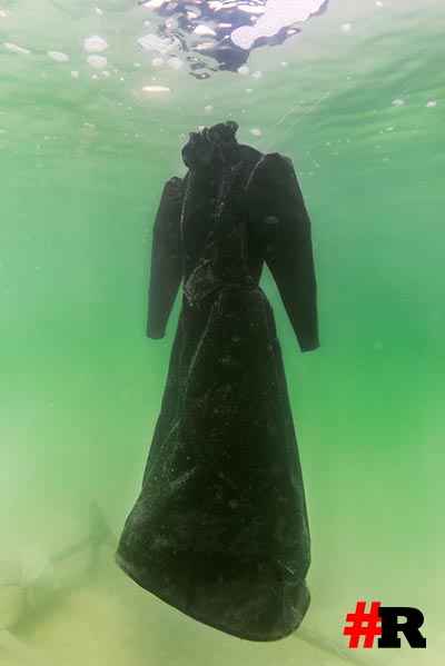Платье, которое провело 2 месяца в Мертвом море, чрезвычайный результат.