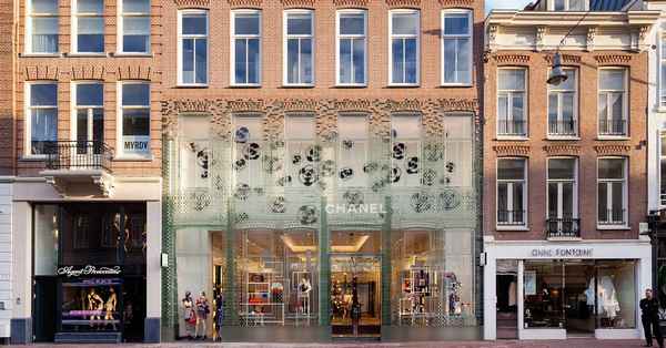 В Амстердаме заменили фасад здания бутика Chanel  