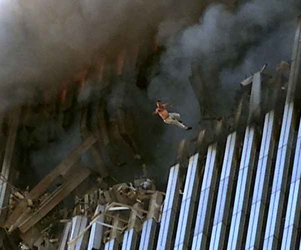 История  теpaкта 11/9 в одной фотографии. Падающий человек.