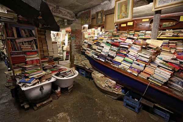 Libreria Acqua Alta - уникальный книжный магазин в Венеции  