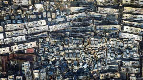 Удивительные аэроснимки более 6 тысяч сгоревших автомобилей в Китае  