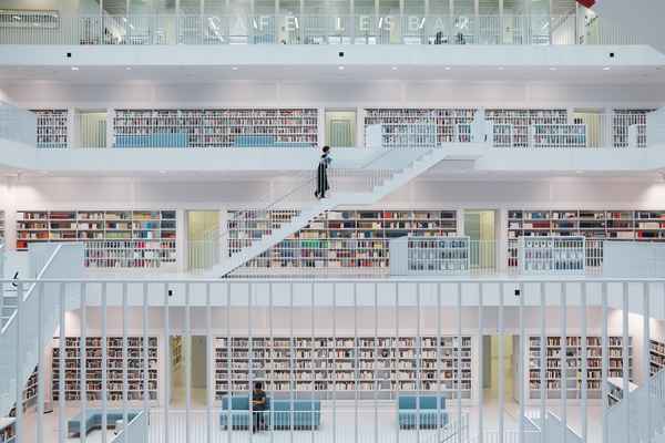 Фотограф Скандер Хлиф показал красоту Штутгартской муниципальной библиотеки  
