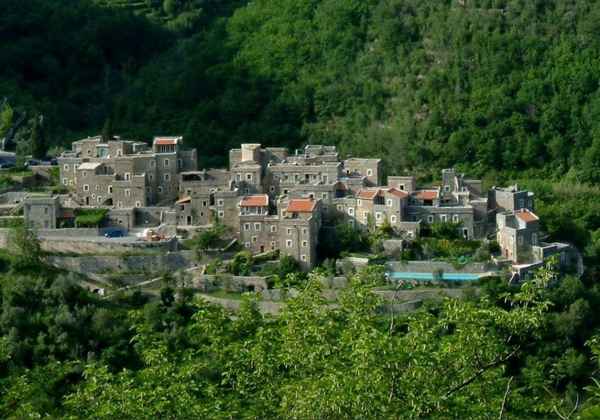 Колетта-ди-Кастельбьяно - современная каменная деревня  