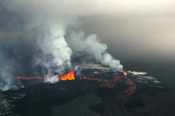 Фотограф Аксель Сигурдарсон показал крупнейшее за последние 200 лет извержение вулкана в Исландии  