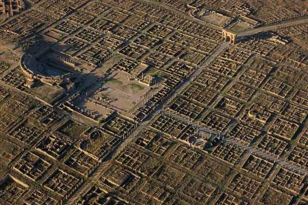 Тимгад - древний римский город с сохранившейся перпендикулярной застройкой  