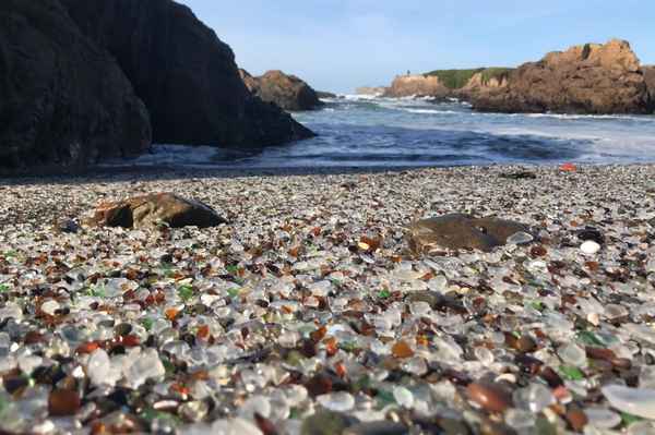 Гласс Бич - стеклянный пляж из мусорной свалки  