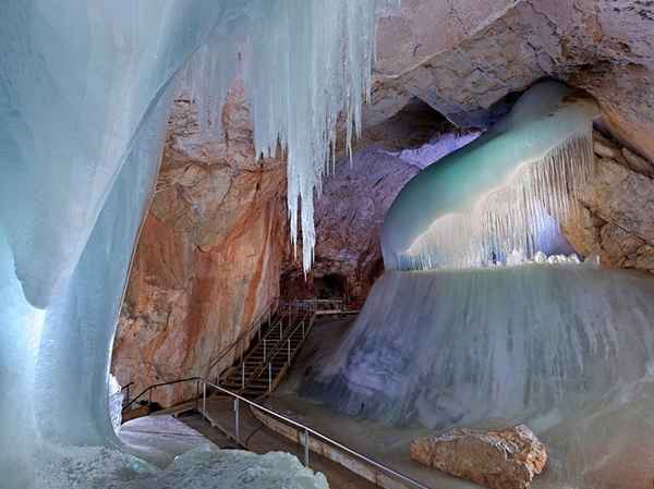 Айсризенвельт - самая большая ледяная пещера в мире  