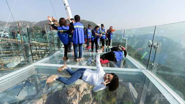 В Китае появился еще один опасный мост со стеклянным полом  